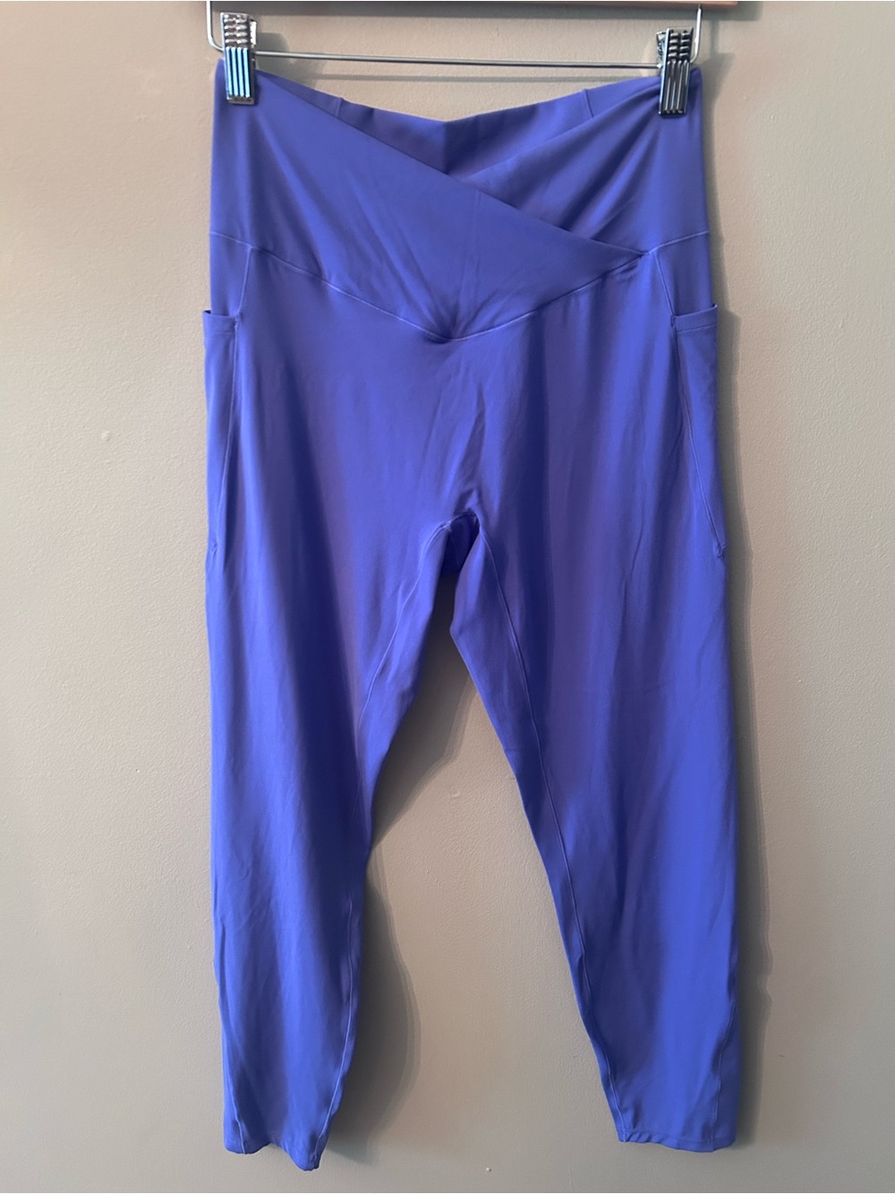 NEW WITH TAGS HALARA
7/8 length. Size Large. 
Purple.